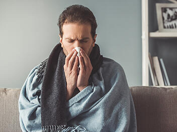 Krank im Bett – die besten Hausmittel gegen die Erkältung