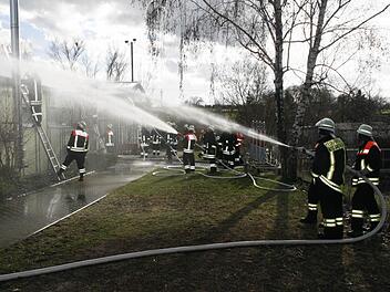 Die Feuerwehren aus Mainbernheim, Iphofen, Rödelsee und Willanzheim löschte den Brand. Foto: G. Bauer