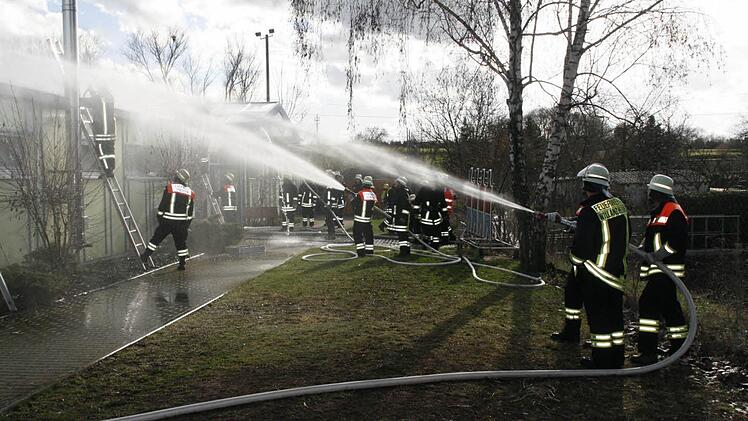 Die Feuerwehren aus Mainbernheim, Iphofen, Rödelsee und Willanzheim löschte den Brand. Foto: G. Bauer