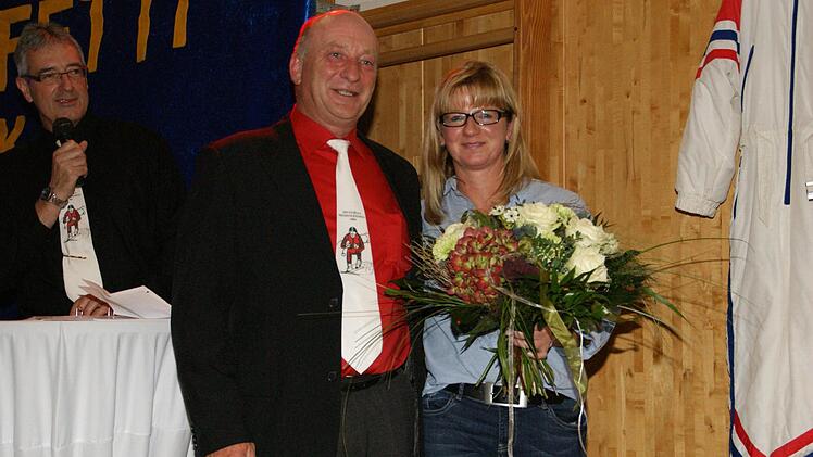 Ohne die Unterstützung von Sonja Hirt als Eigentümerin einiger wichtiger Grundstücke am Skihang könnte der Skiclub seinen Lift nicht betreiben. Ein Blumenstrauß vom Vorsitzenden Jürgen Karg war ein symbolisches Dankeschön.