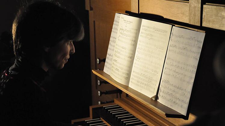 Christine Stumpf an der Chororgel. Foto: Peter Klopf