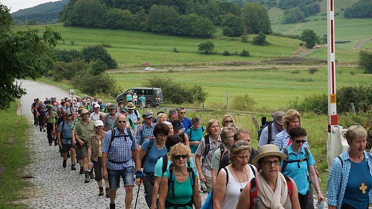 Schranke auf: Für die Wegfurter Wallfahrer öffnet sich einmal im Jahr die Schranke zum Truppenübungsplatz Wildflecken.  Foto: Marion Eckert