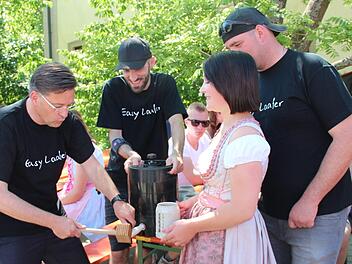 Für ein kleines Fass reicht ein kleiner Schlegel: Karsten Fischkal sticht unter den Augen von Andreas Ackermann, Bierkönigin Patrizia I. und Tim Scheppe (v. l.) das Bier an. Foto: Johanna Blum