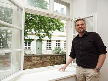 Markus Fleckenstein kann von seinem künftigen Büro in der Zehntscheune auf das ehemalige Gerichtsgebäude blicken. Foto: Arkadius Guzy
