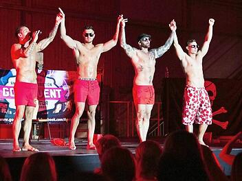 Das große Finale: Die vier Stripper verabschieden sich in Baywatch-Shorts von ihrem Publikum. Foto: Adriane Lochner