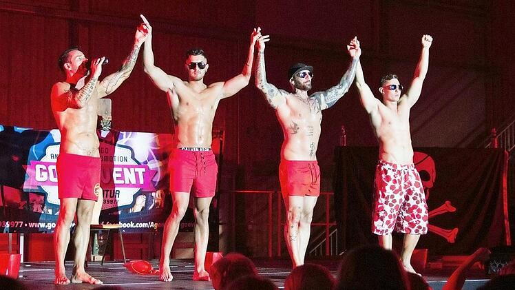 Das große Finale: Die vier Stripper verabschieden sich in Baywatch-Shorts von ihrem Publikum. Foto: Adriane Lochner