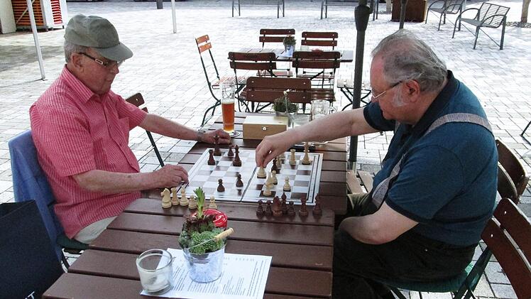 Die Außenbestuhlung der "Wirtschaft am Viehmarkt" wird gut angenommen - nicht nur von den Schachspielern Norbert Binder (links) und Fritz Schuster.  Foto: Winfried Ehling