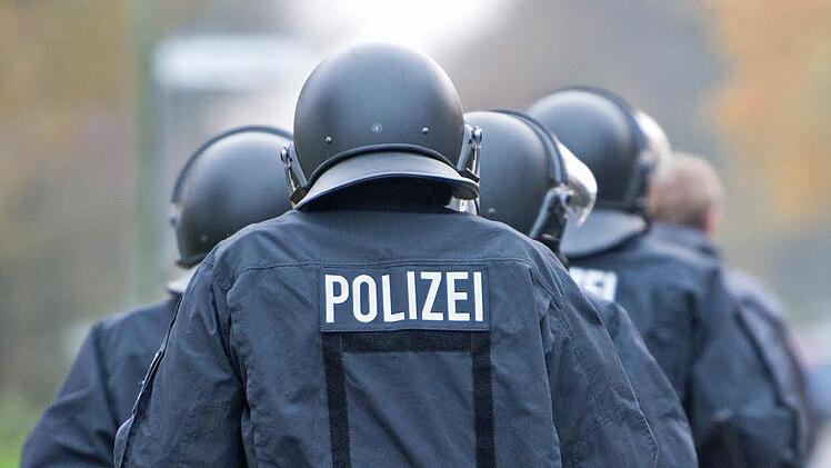 Vor und während des Zweitligaspiels der SpVgg Greuther Fürth gegen Jahn Regensburg ist es zu gewaltsamen Störungen gekommen.  Foto: Oliver Berg/dpa