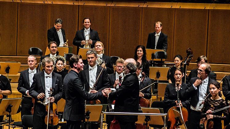 Andrey Godik, der junge Solo-Oboist der Bamberger Symphoniker, wurde nicht nur vom Publikum bejubelt, sondern erhielt auch Applaus von Dirigent Andrea Marcon.Foto: Jochen Berger