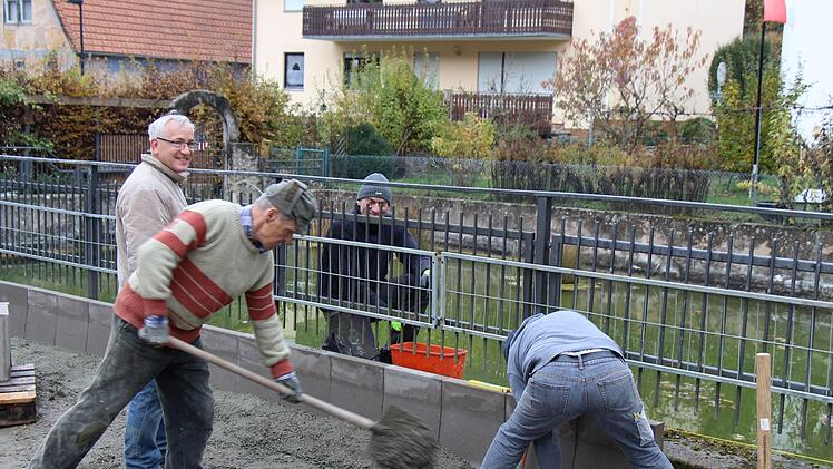 Idyllisch liegt das neue Dorfgemeinschaftshaus Engenthal am Löschweiher.Tanja Krumm