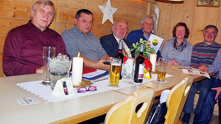 Die Gemeinderäte Werner Gareis (von links) und Klaus Sesselmann, VdK-Kreisvorsitzender Heinz Hausmann, Ortsvorsitzender Wolfgang Förtsch, Gemeinderätin Petra Öhring, Zweiter  Bürgermeister Gerhard Eidelloth sowie VdK-Lotse Günter BauerHeike Schülein