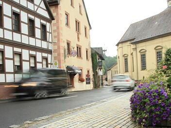 Im Umfeld des Burkardrother Marktplatzes ist vielen B&uuml;rgern der Verkehr zu schnell unterwegs. Foto: Johannes Schlereth