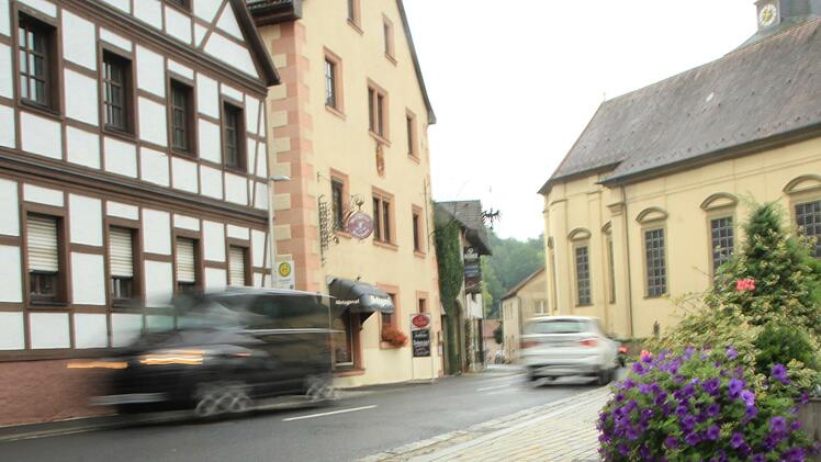 Im Umfeld des Burkardrother Marktplatzes ist vielen B&uuml;rgern der Verkehr zu schnell unterwegs. Foto: Johannes Schlereth