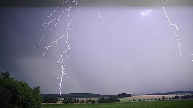 Campen bei Gewitter: Wann ist es gefährlich, wie verhältst du dich richtig?