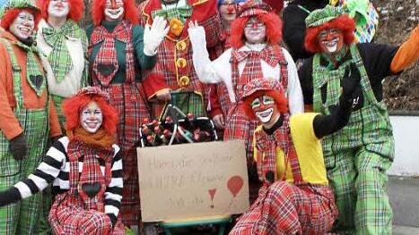 Als tolle Fußgruppe und Clowns präsentierten sich die Fußballfreunde "Ultras aus Dörflis".