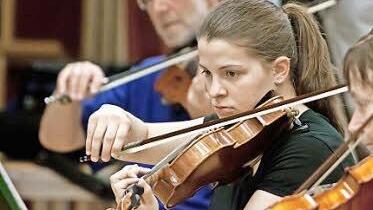 Streicher der "Musikfreunde" proben für das Konzert im Freibad.