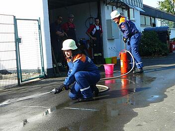Löschangriff mit der Kübelspritze bei der Mannschaft Lanzendorf I: Michael Rohleder pumpt, Theresa Beck führt das Strahlrohr.  Foto: Klaus-Peter Wulf