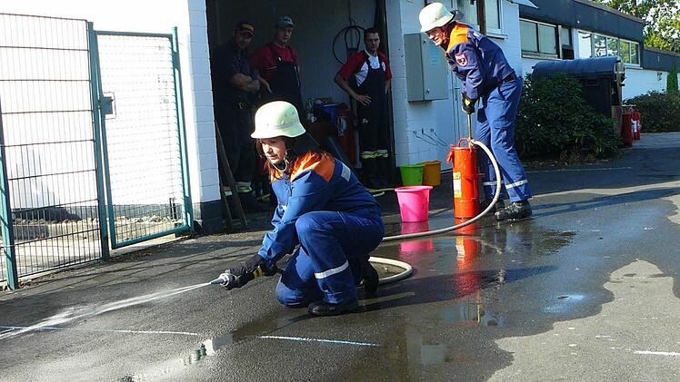 Löschangriff mit der Kübelspritze bei der Mannschaft Lanzendorf I: Michael Rohleder pumpt, Theresa Beck führt das Strahlrohr.  Foto: Klaus-Peter Wulf