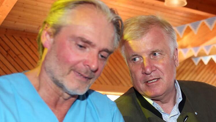 Gerhard Brühl (links) sprach vor kurzem den Ministerpräsidenten Horst Seehofer (CSU) auf die ungleiche ärztliche Versorgung an. Foto: Matthias Hoch