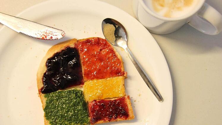 September: Schmierige Entscheidung! Zur Bundestagswahl gab es morgens Koalitions-Toast. Foto: Christian Bauriedel