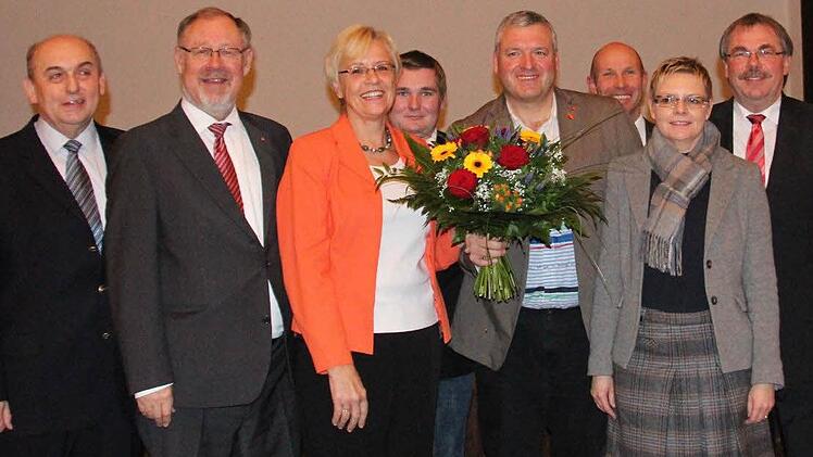 Kastner mit allen Grußrednern. Von links: Alfred Schrenk, Bürgermeister von Wildflecken, Walter Kolbow, Susanne Kastner, René van Eckert, Jürgen Hennemann, Ewald Simon, Bundestagsabgeordnete Sabine Dittmar und Landratskandidat Bernhard Ruß. Foto: Simone Bastian