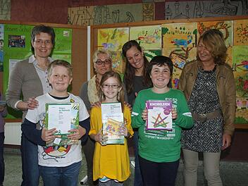 Bei dem Test "Mathematik mit dem Känguru" gingen als die drei Besten der Mittelschule Oerlenbach, Fiona Reuß (Mitte), Moritz Rieger (l.) und Carlos Neugebauer hervor. Es gratulierten Schulleiterin Sonja Then (r.) und (v. l.) die Lehrerinnen Petra Schramm, Sabine Hoffmann und Christina Denner-Dekarski. Foto: Stefan Geiger