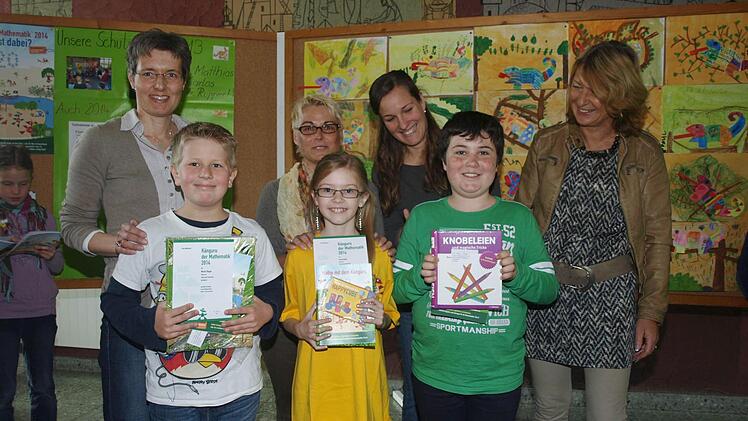 Bei dem Test "Mathematik mit dem Känguru" gingen als die drei Besten der Mittelschule Oerlenbach, Fiona Reuß (Mitte), Moritz Rieger (l.) und Carlos Neugebauer hervor. Es gratulierten Schulleiterin Sonja Then (r.) und (v. l.) die Lehrerinnen Petra Schramm, Sabine Hoffmann und Christina Denner-Dekarski. Foto: Stefan Geiger