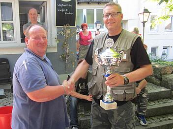 Der Vorsitzende des Bezirksfischerei-Vereins Oliver Pühlhorn (rechts) kürt Michael Gräf zum Altstadtfischerkönig. Fotos: Sonja Adam