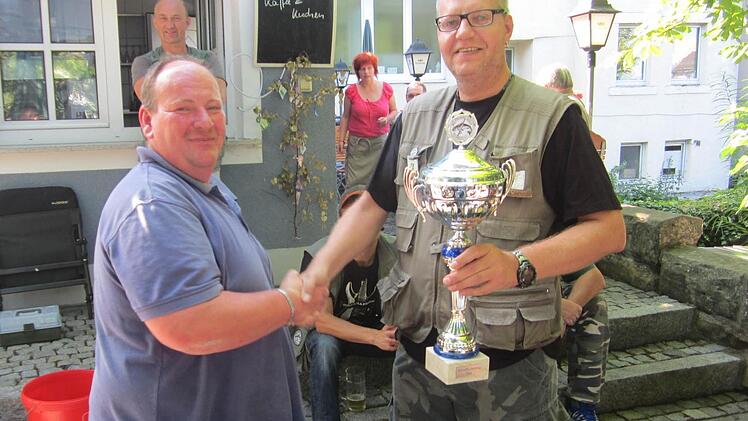 Der Vorsitzende des Bezirksfischerei-Vereins Oliver Pühlhorn (rechts) kürt Michael Gräf zum Altstadtfischerkönig. Fotos: Sonja Adam