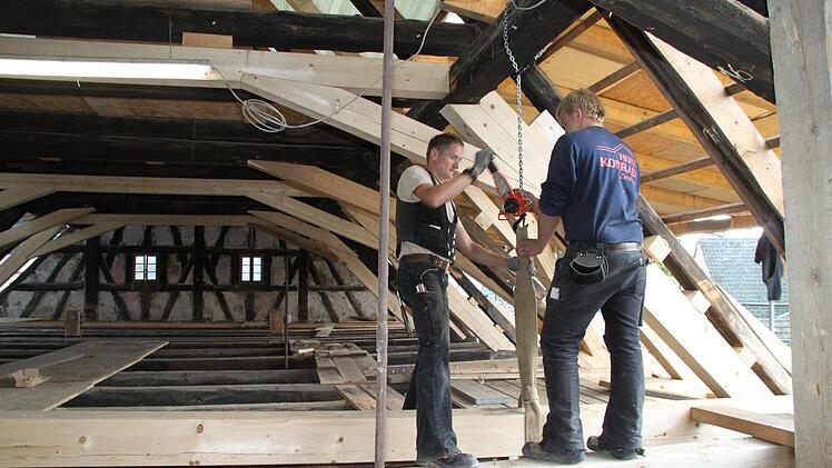Die Zimmereibetriebe tun sich immer schwerer, fürdie vielfältigen Arbeiten qualifiziertes Personal aufzubieten. Foto: Hölzel