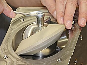 Das Herzstück der Taumelringelpumpe ist dieses nach allen Seiten bewegliche Teil, womit auch eine Umkehr der Förderrichtung problemlos möglich ist. Foto: Helmut Will