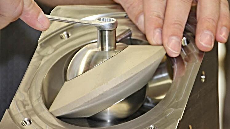 Das Herzstück der Taumelringelpumpe ist dieses nach allen Seiten bewegliche Teil, womit auch eine Umkehr der Förderrichtung problemlos möglich ist. Foto: Helmut Will