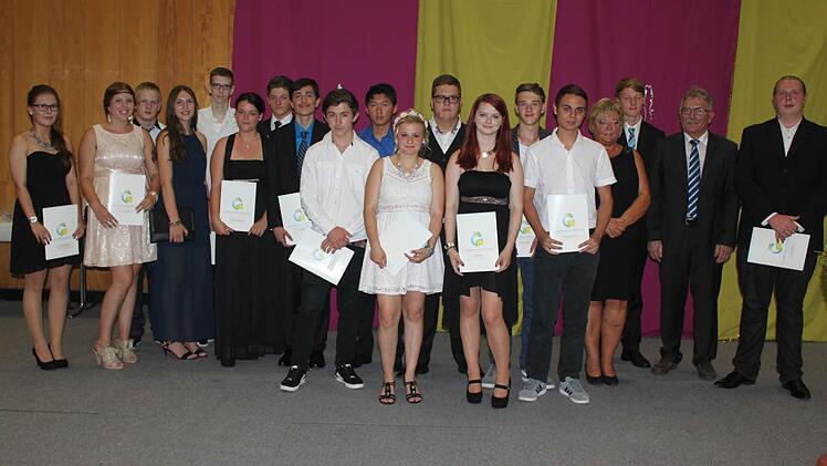 Die Schüler, die das beste Prüfungsergebnis in den jeweiligen Abschlussklassen erhielten, wurden von Schulleiterin Anita Dauer und Schulamtsdirektor Uwe Dörfer ausgezeichnet. Foto: Veronika Schadeck