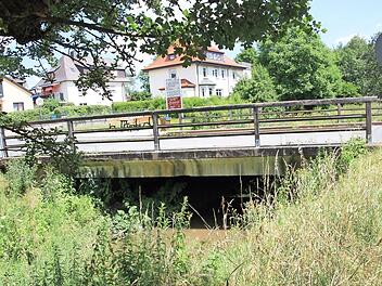 Marode Geländer, aufgeplatzer Beton, Rost: Die Brücke über den Kellbach muss erneuert werden. Im September beginnen die Bauarbeiten.  Fotos: Tobias Kindermann