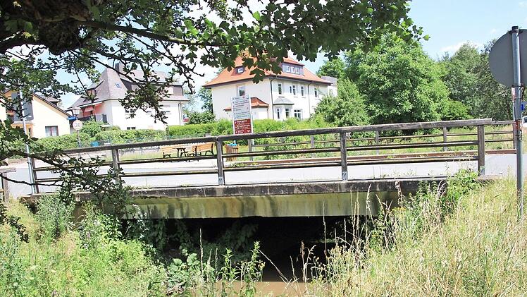 Marode Geländer, aufgeplatzer Beton, Rost: Die Brücke über den Kellbach muss erneuert werden. Im September beginnen die Bauarbeiten.  Fotos: Tobias Kindermann