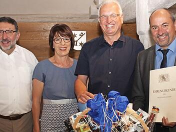 Seit 40 Jahren im Dienst der Stadt Schlüsselfeld: Kämmerer Franz Ludwig Findeis (Dritter von links) mit seiner Lebensgefährtin Eugenie Habermeier und seinen Chefs, Bürgermeister Johannes Krapp (rechts) und Altbürgermeister Georg Zipfel (links)  Foto: Evi Seeger