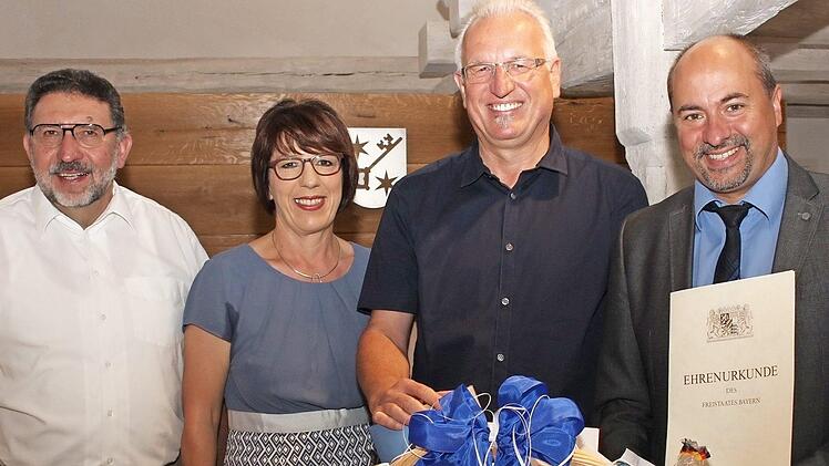 Seit 40 Jahren im Dienst der Stadt Schlüsselfeld: Kämmerer Franz Ludwig Findeis (Dritter von links) mit seiner Lebensgefährtin Eugenie Habermeier und seinen Chefs, Bürgermeister Johannes Krapp (rechts) und Altbürgermeister Georg Zipfel (links)  Foto: Evi Seeger