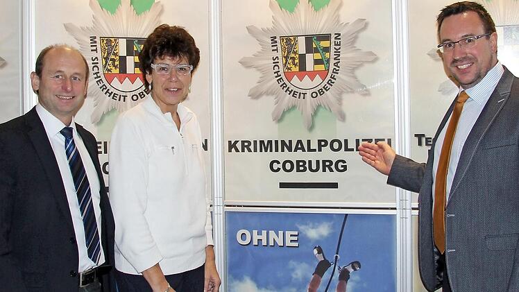 Besuch bei der Kripo Coburg (von links): Stellvertretender KPI-Leiter Ralf Wietasch, MdL Susann Biedefeld und KPI-Leiter Rainer Schmeu&szlig;er. Foto: Claudia Allmich