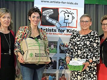 Bei der Spende (v. l.): Christine Werner, Katrin Lux, Rosi Kraus und Annemarie Göller Foto: Franz Galster