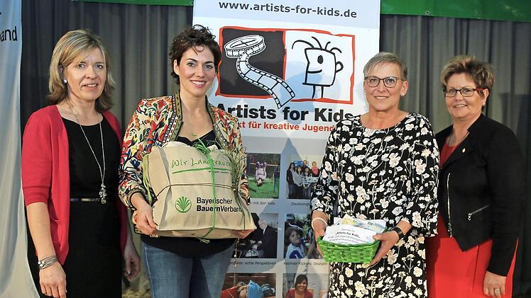 Bei der Spende (v. l.): Christine Werner, Katrin Lux, Rosi Kraus und Annemarie Göller Foto: Franz Galster