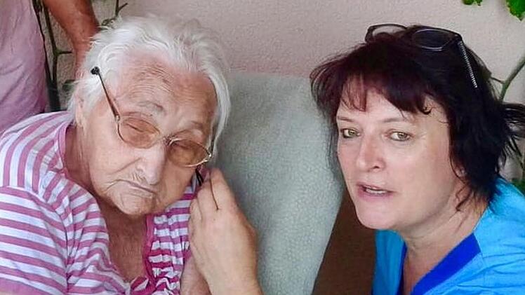 Petra Eschenbacher mit ...... Grundler, die von ihr liebevoll betreut wird.