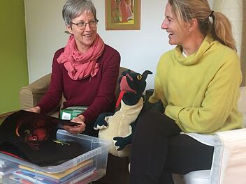 Die beiden Sozialpädagoginnen des Frauennotruf Coburg: Anni Schuhmann-Demetz und Karin Burkhardt-Zesewitz mit der neuen Bücherkiste und "Fridolin".Foto:  Christiane Lehmann