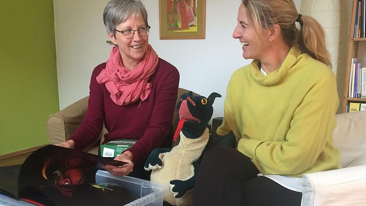 Die beiden Sozialpädagoginnen des Frauennotruf Coburg: Anni Schuhmann-Demetz und Karin Burkhardt-Zesewitz mit der neuen Bücherkiste und "Fridolin".Foto:  Christiane Lehmann