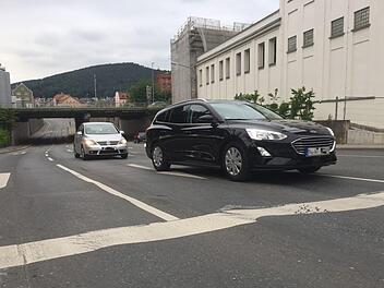 Hier ist Schrittgeschwindigkeit angebracht: Bei der Fritz-Kreuzung schlägt der Asphalt Wellen.  Der Stadtrat lässt jetzt die Straßenoberfläche sanieren. Foto: Stephan Tiroch