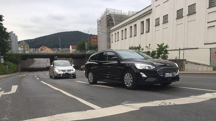 Hier ist Schrittgeschwindigkeit angebracht: Bei der Fritz-Kreuzung schlägt der Asphalt Wellen.  Der Stadtrat lässt jetzt die Straßenoberfläche sanieren. Foto: Stephan Tiroch