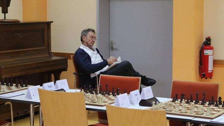 Mußestunde zwischen den Partien - einfach mal lesen und abschalten. Foto: Markus Häggberg