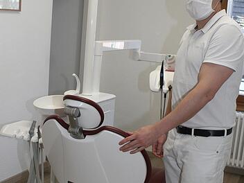 Zahnarzt Andreas Niklas, zugleich Obmann der kassenzahnärztlichen Vereinigung Kulmbach, macht sich Sorgen, weil bislang noch keine Schutzmasken geliefert worden sind. Dies ändert sich jetzt. Jede Zahnarztpraxis, die Notdienst hat, erhält vier FFP2-Schutzmasken. Foto: Sonny Adam