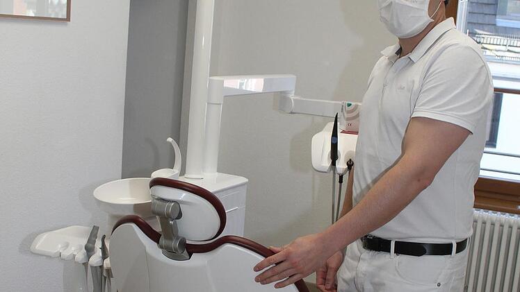 Zahnarzt Andreas Niklas, zugleich Obmann der kassenzahnärztlichen Vereinigung Kulmbach, macht sich Sorgen, weil bislang noch keine Schutzmasken geliefert worden sind. Dies ändert sich jetzt. Jede Zahnarztpraxis, die Notdienst hat, erhält vier FFP2-Schutzmasken. Foto: Sonny Adam