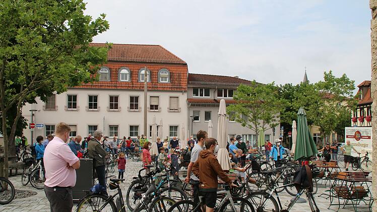 In Hammelburg demonstrierten zahlreiche Radler, um auf Probleme im Straßenverkehr aufmerksam zu machen. Foto: Hilmar Ruppert