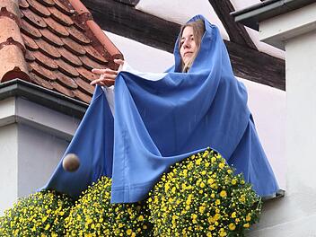 Szene aus dem Heimatspiel: Die Schutzfrau fängt die Kugeln der Schweden auf und rettet so die Stadt vor den Schweden. Jetzt ist ihre Hilfe für das Heimatspiel selbst gefragt.